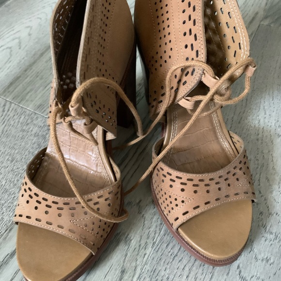 Gianni Bini Shoes - Picture 1 of 3